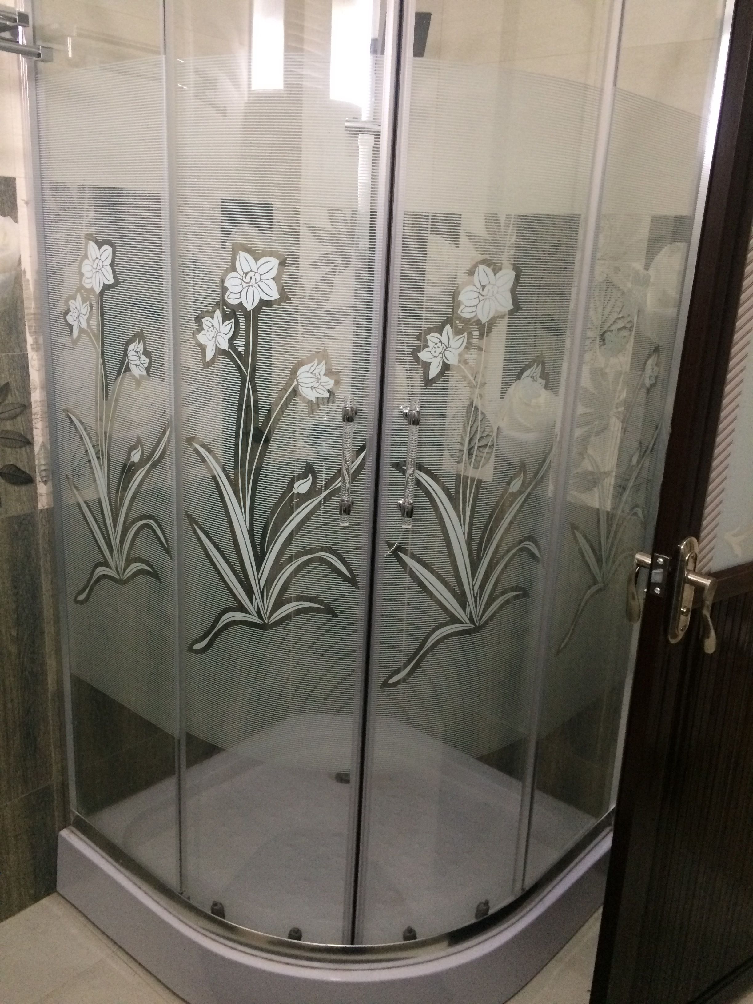Shower, rainfall showerhead, free toiletries, bathrobes