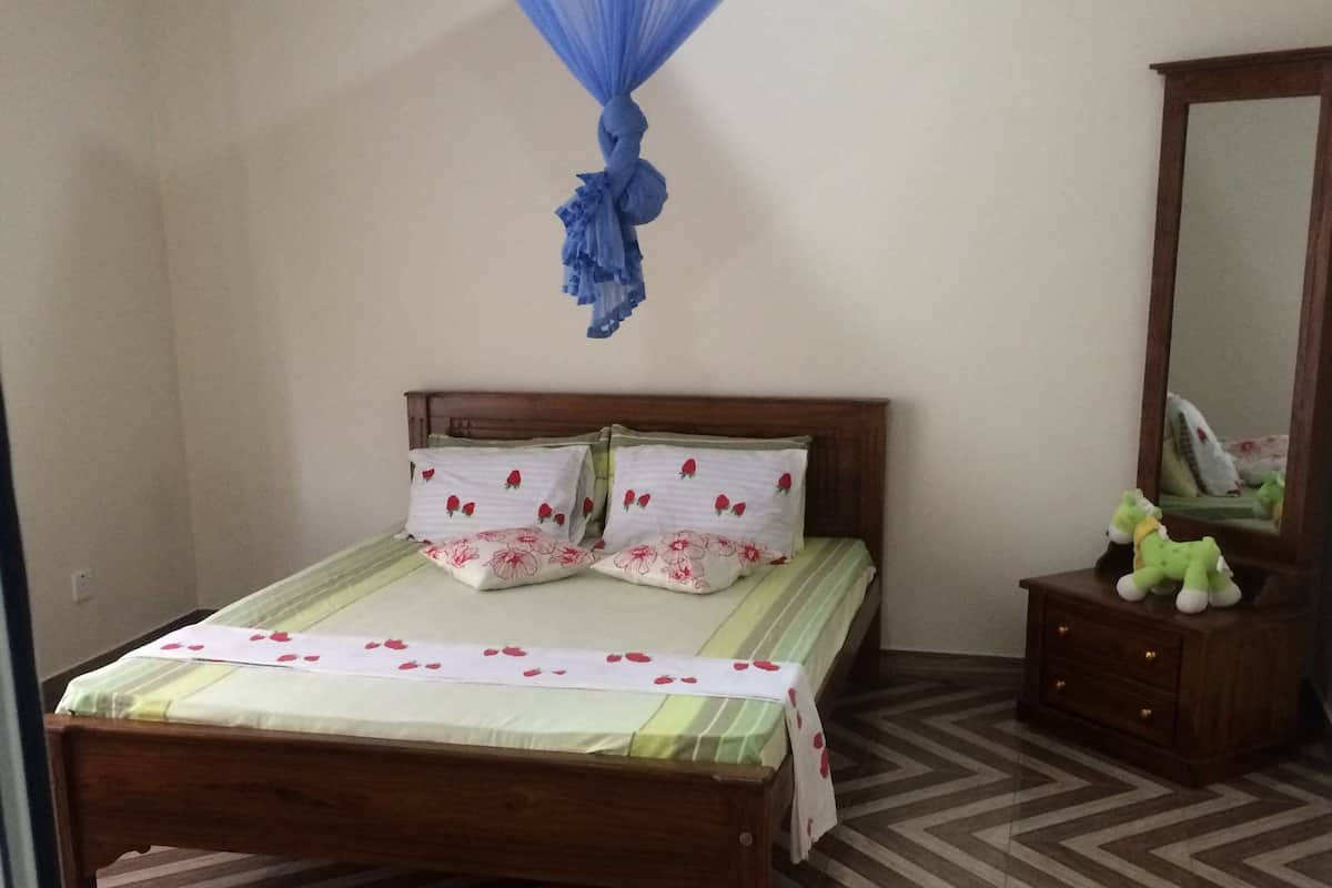 3 bedrooms, Egyptian cotton sheets, premium bedding, down duvets