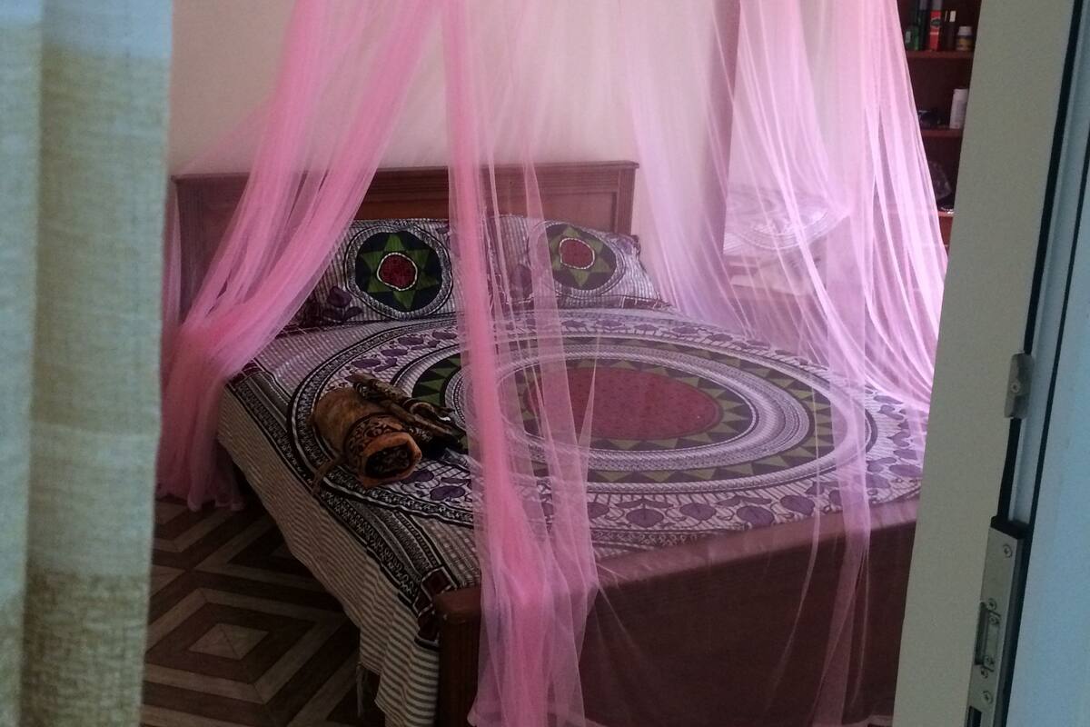 Shower, rainfall showerhead, free toiletries, bathrobes