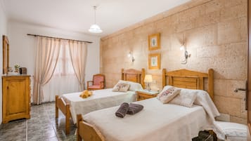 4 slaapkamers, een strijkplank/strijkijzer, gratis wifi, beddengoed