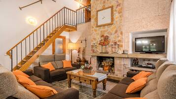 Télévision, cheminée, lecteur de DVD, table de tennis de table