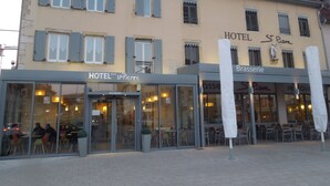 Ein Hotel mit einer Rezeption, Außenbereich und einem sichtbaren Restaurant.