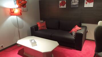 Suite | Individueel gedecoreerd, individueel gemeubileerd, een bureau