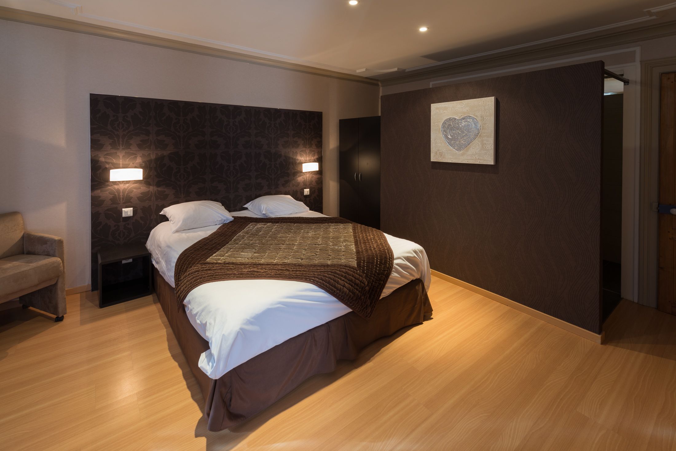 suite | individually decorated, individually furnished, desk, soundproofing