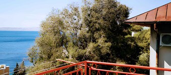 Holiday apartment with sea view 50 metres from the beach