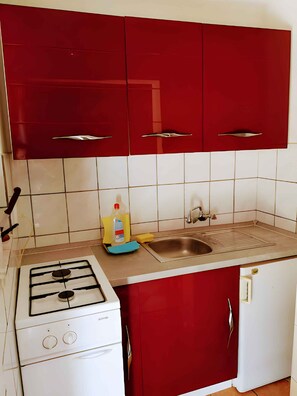 Fridge, stovetop, coffee/tea maker