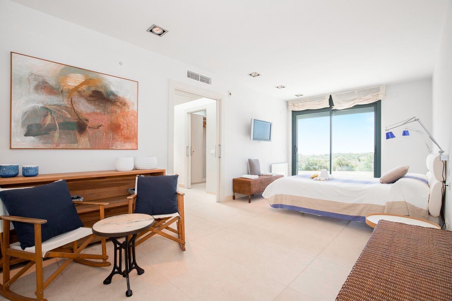 5 bedrooms, iron/ironing board, free WiFi, bed sheets