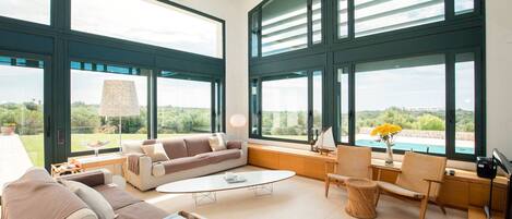 TV, lettore DVD, tavolo da ping pong, impianto stereo