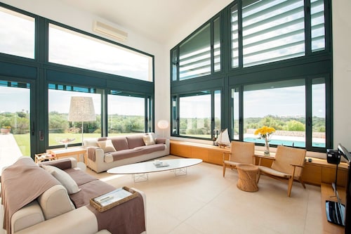 Moderna villa "Forma Nou" con vistas al mar y piscina