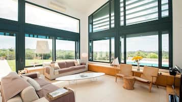 TV, DVD player, table tennis, stereo