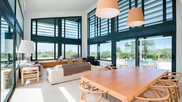 Fernseher, DVD-Player, Tischtennisplatte, Stereoanlage