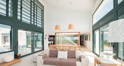 Moderna villa "Forma Nou" con vistas al mar y piscina