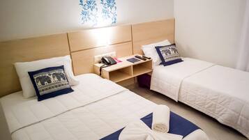 Habitación triple estándar | Escritorio, cortinas blackout y tabla de planchar con plancha