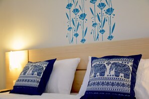 Escritorio, cortinas blackout y tabla de planchar con plancha 