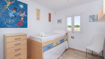 5 bedrooms, iron/ironing board, free WiFi, bed sheets