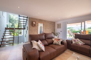 Televisión y chimenea 