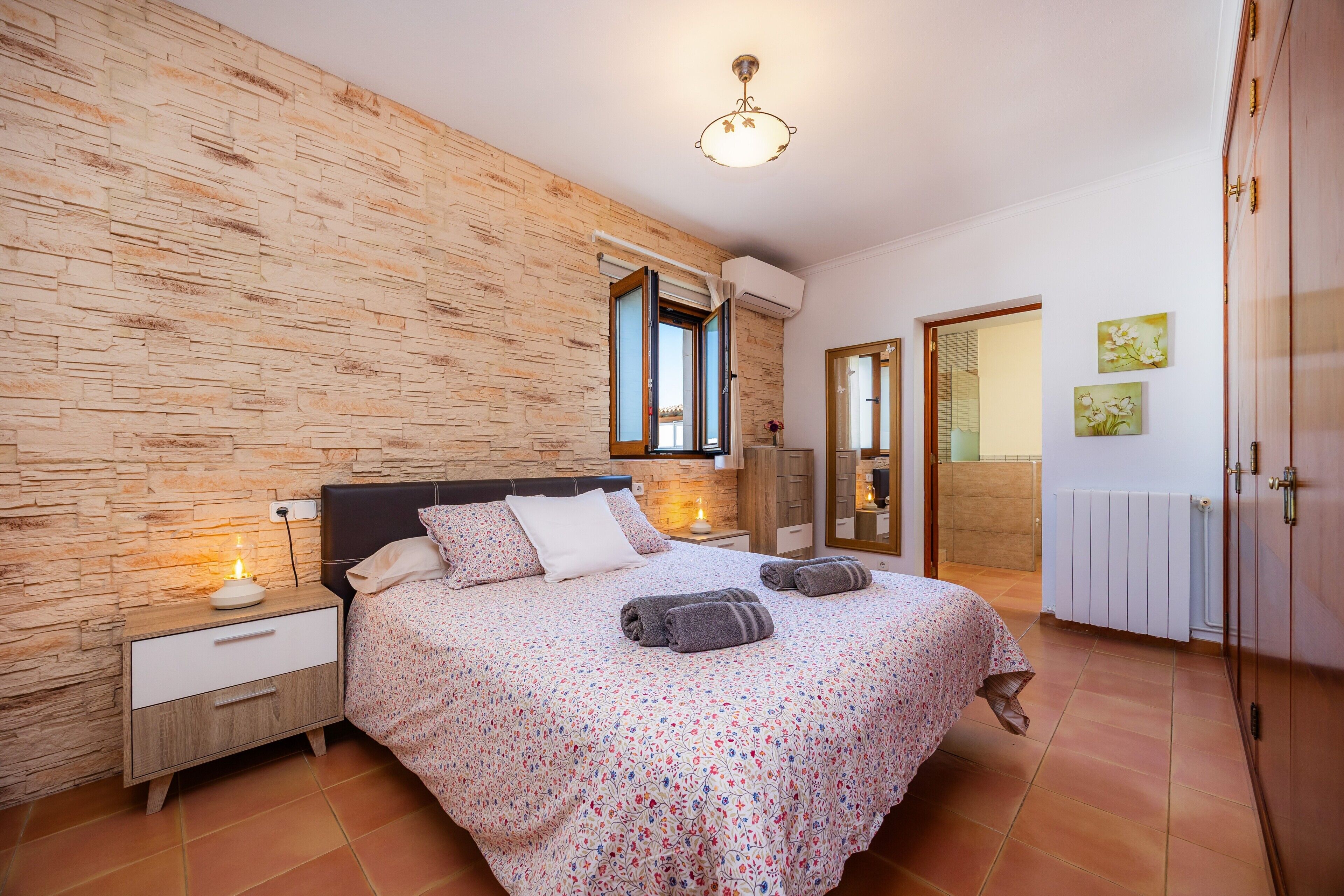 4 bedrooms, iron/ironing board, free WiFi, bed sheets