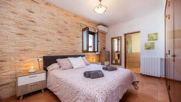 4 bedrooms, iron/ironing board, free WiFi, bed sheets