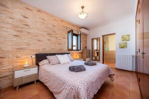 4 bedrooms, iron/ironing board, free WiFi, bed sheets