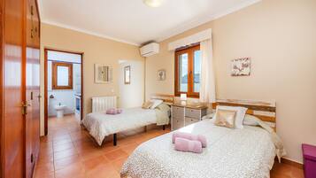 4 Schlafzimmer, BĂŒgeleisen/BĂŒgelbrett, kostenloses WLAN, BettwĂ€sche