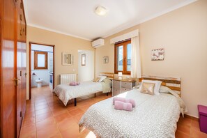 4 bedrooms, iron/ironing board, free WiFi, bed sheets