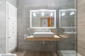 Douche, séchoir à cheveux, serviettes fournies