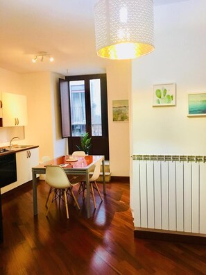 ثلاجة، فرن، موقد طهي مسطح، مستلزمات طهي/أطباق/أوعية