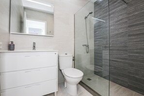 Regadera, amenidades de baño gratuitas, secadora de cabello, toallas 