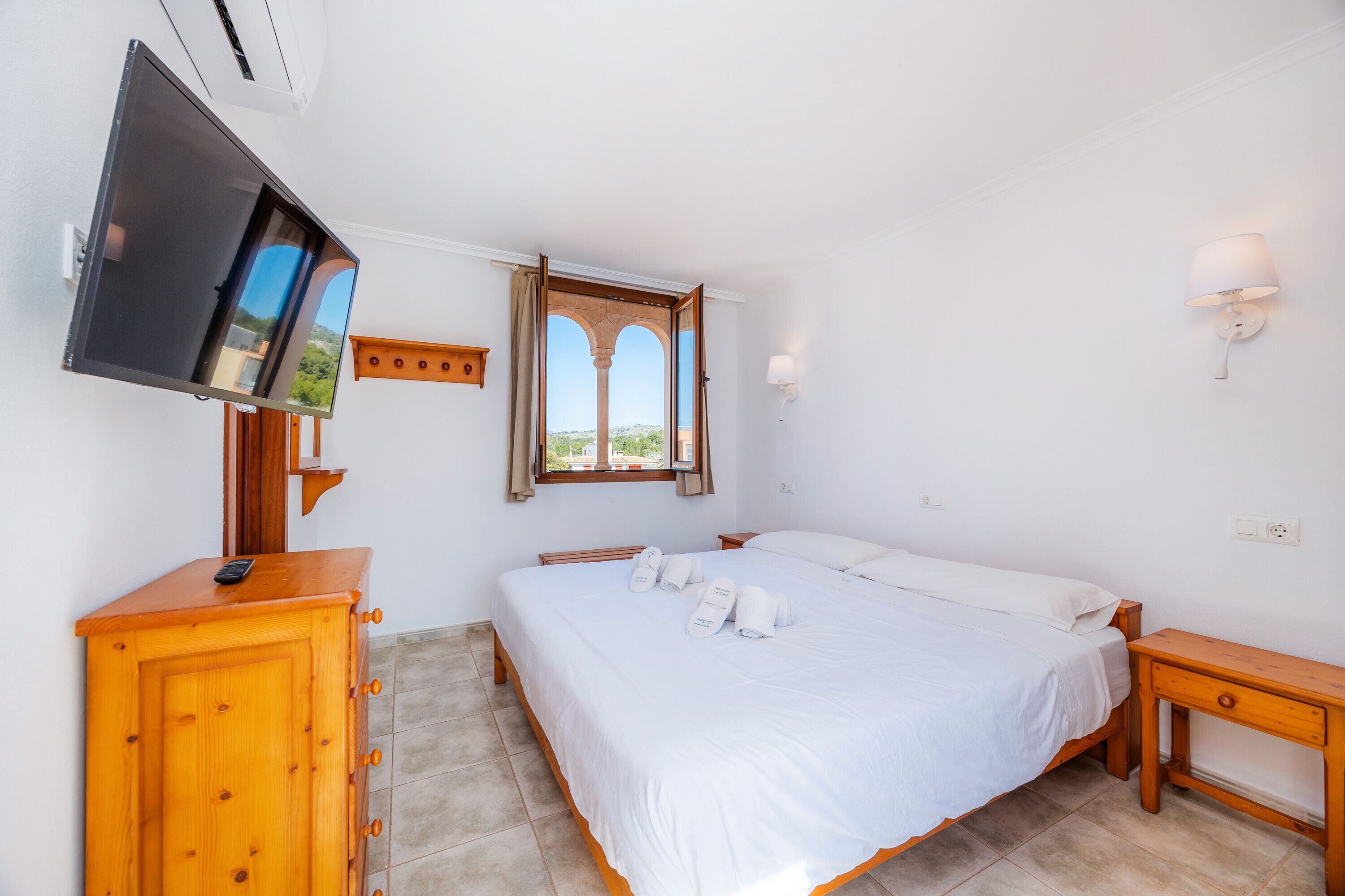 3 habitaciones, tabla de planchar con plancha y ropa de cama 