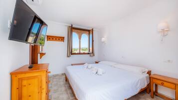 3 habitaciones, tabla de planchar con plancha y ropa de cama