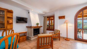 Televisión y chimenea