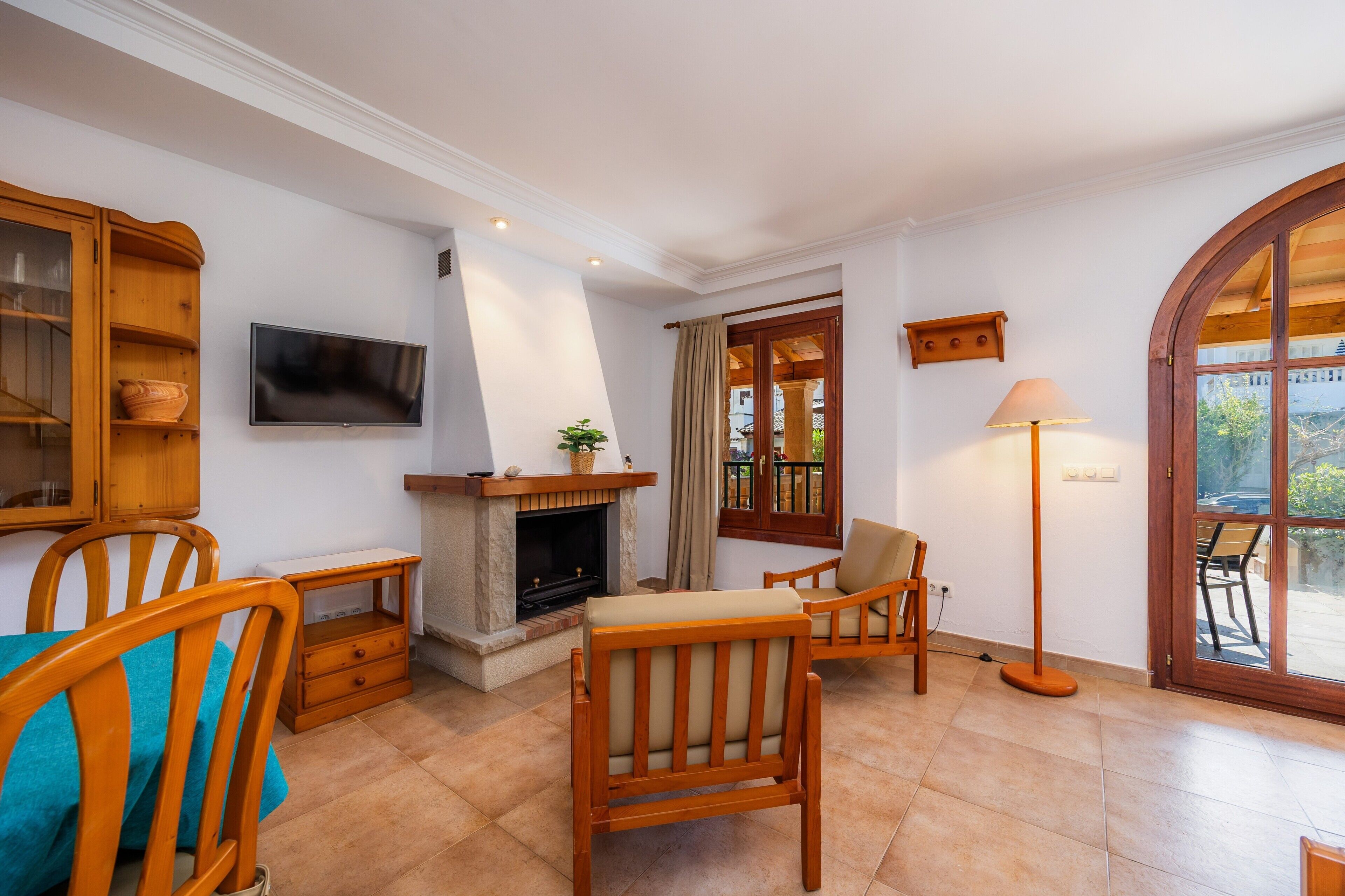 Televisie en een open haard