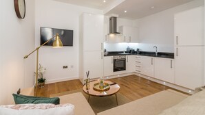 A modern apartment with a living room, kitchen, and dining area. - Hounds Gate Court (Nottingham)