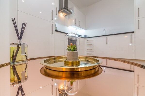 Refrigerador con congelador, microondas, horno y parrilla de estufa 