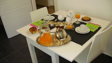 Café da manhã com buffet grátis todos os dias
