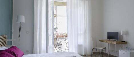 Chambre Double, salle de bains privée (not in room) | Minibar, bureau, Wi-Fi gratuit, draps fournis