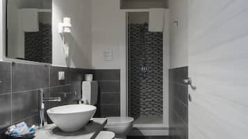 Double Room, Ensuite | Bathroom | Free toiletries, hair dryer, bidet, towels