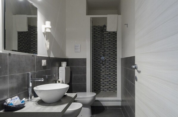 Double Room, Ensuite | Bathroom | Free toiletries, hair dryer, bidet, towels