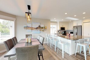 Dining - Newly remodeled home w/beautiful decor near onsite pool and beach (Manson)
