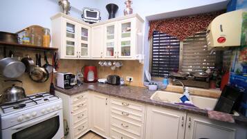 Microwave, oven, kompor, dan peralatan masak/sendok-piring