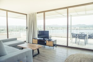 Penthouse Premium - 2 sovrum - terrass - havsutsikt | Vardagsrum | 24-tums smart-tv med satellitkanaler och tv