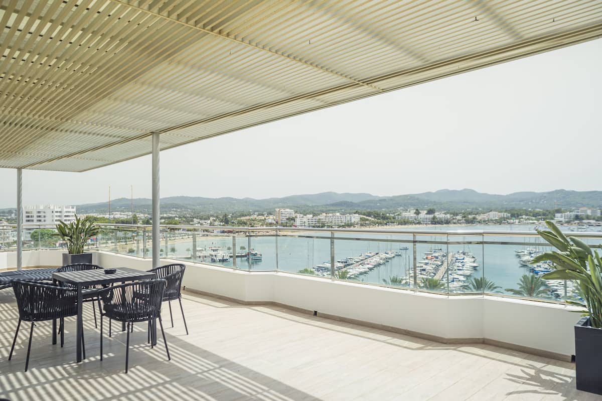 Premium penthouse, 2 slaapkamers, terras, uitzicht op zee | Terras