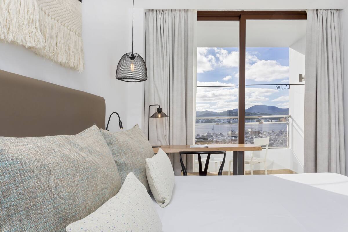 2 bedrooms, premium bedding, down duvets, memory-foam beds