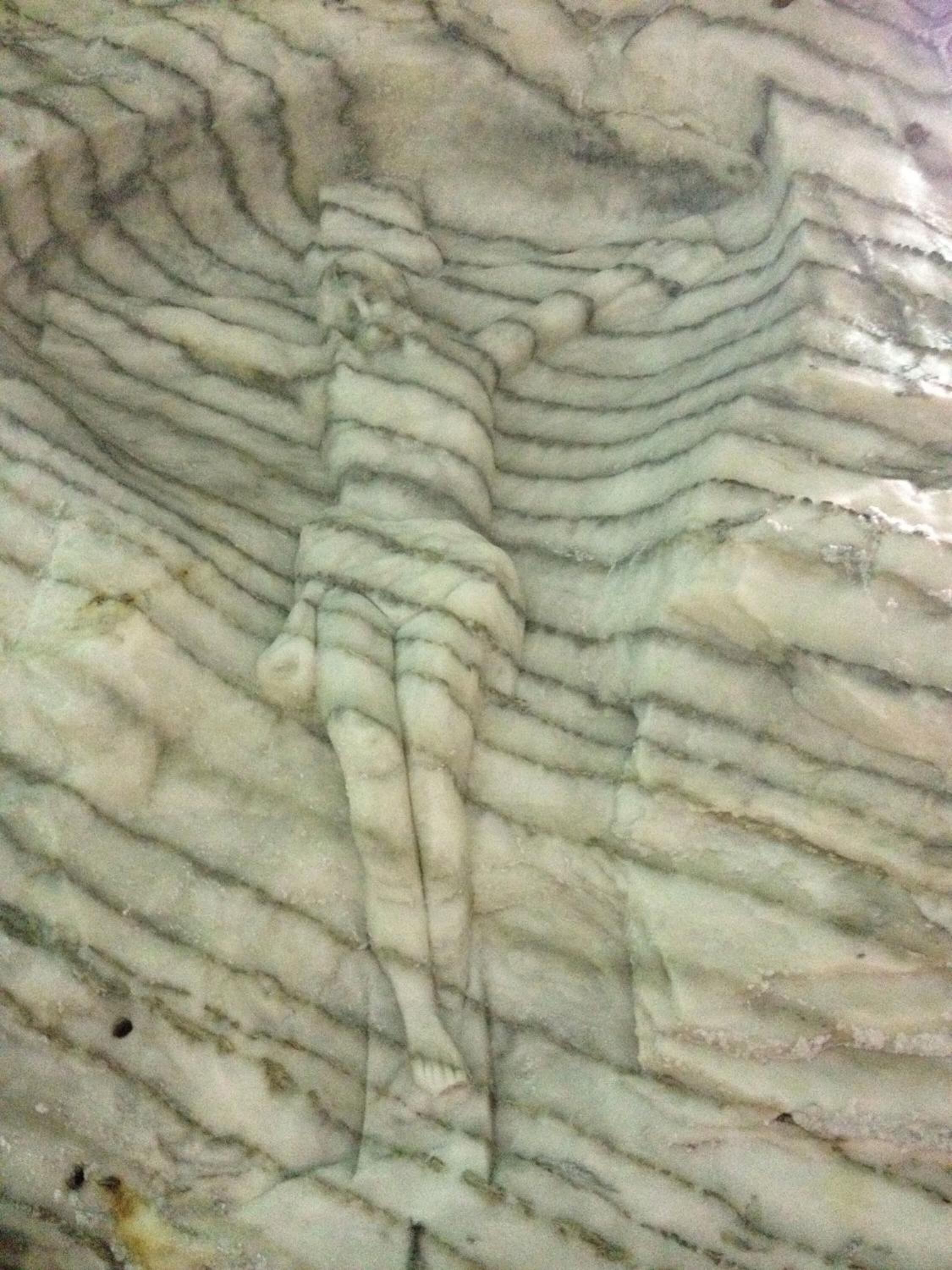 Una detallada formación geológica con capas de roca.