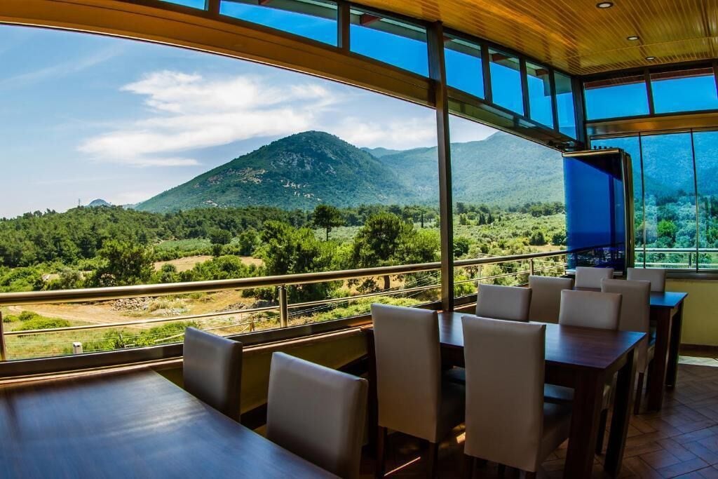 Un restaurante con vistas a un paisaje montañoso.