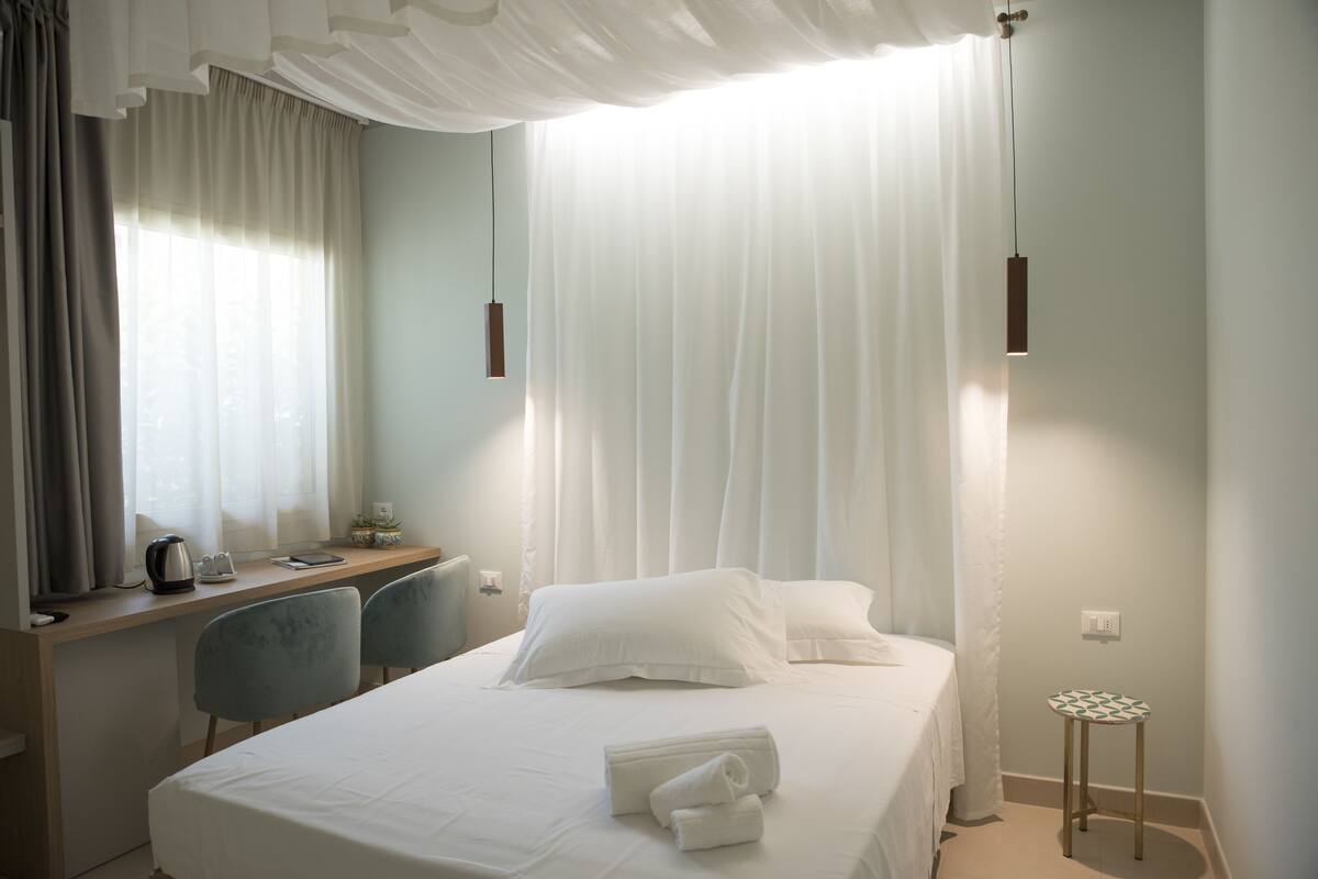 Double Room | In-room safe, desk, soundproofing, WiFi (free)