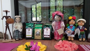 Una vitrina muestra muñecas y sacos de café.