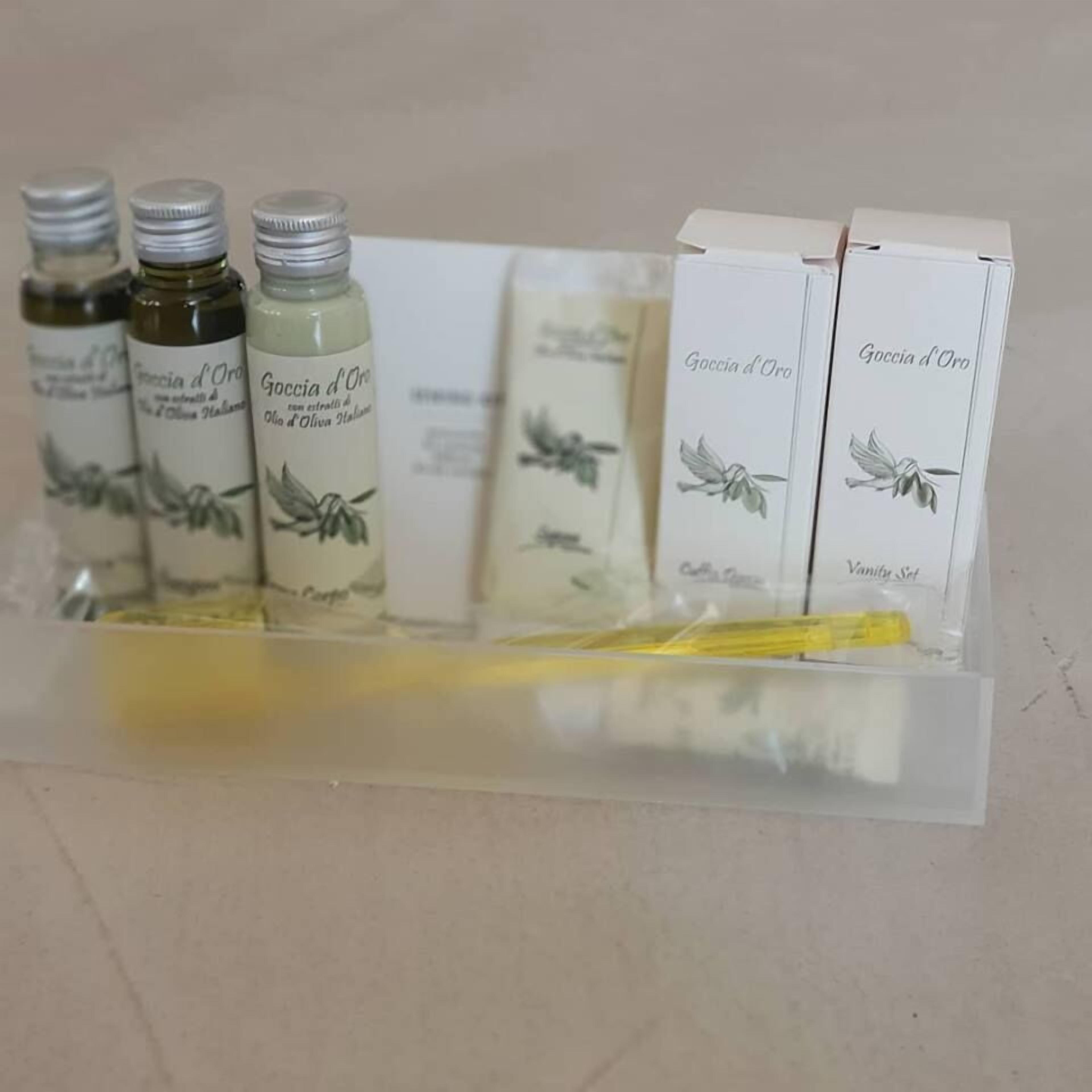 Presentación de productos Goccia d'Oro, incluyendo botellas y cajas.