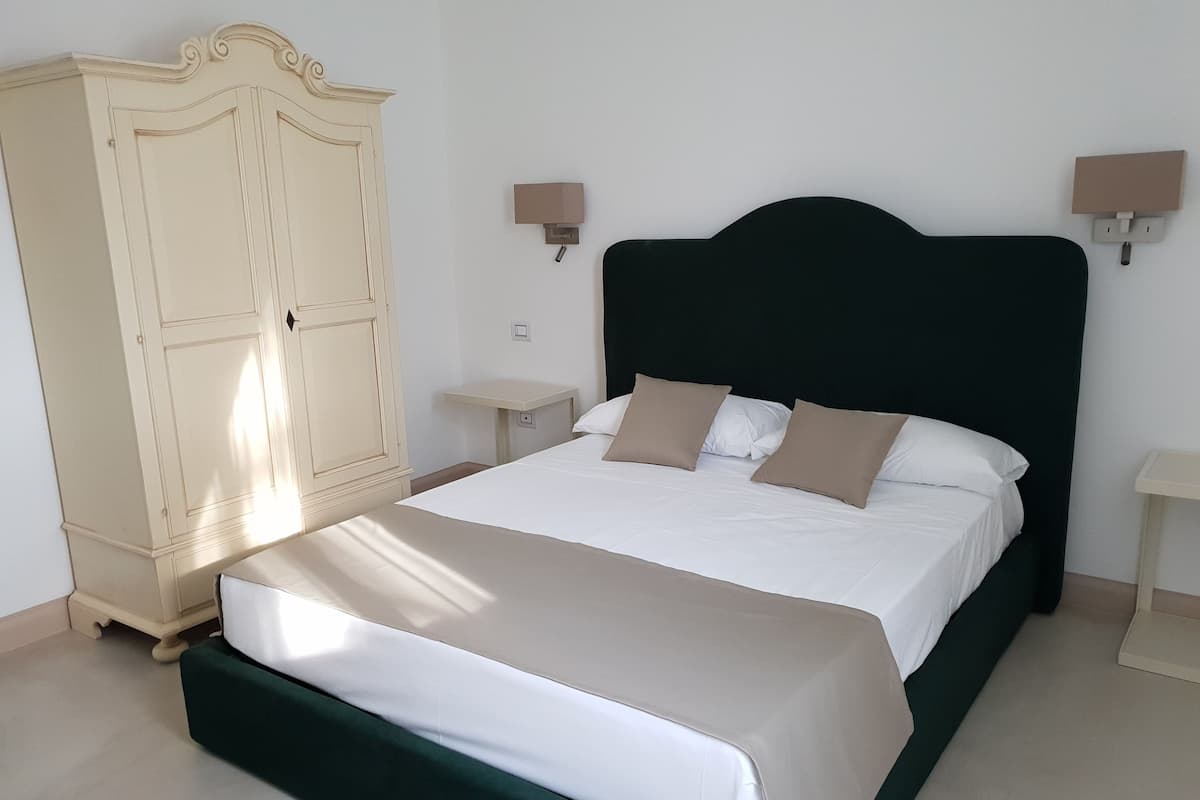 Deluxe tweepersoonskamer, balkon | Een minibar, een kluis op de kamer, individueel gedecoreerd, een bureau