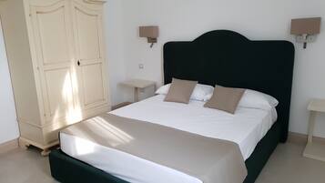 Deluxe-Doppelzimmer, Balkon | Minibar, Zimmersafe, individuell dekoriert, Schreibtisch